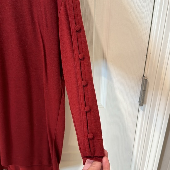 Women’s maroon quarter length sleeve shirt with buttons on arms - Picture 4 of 7